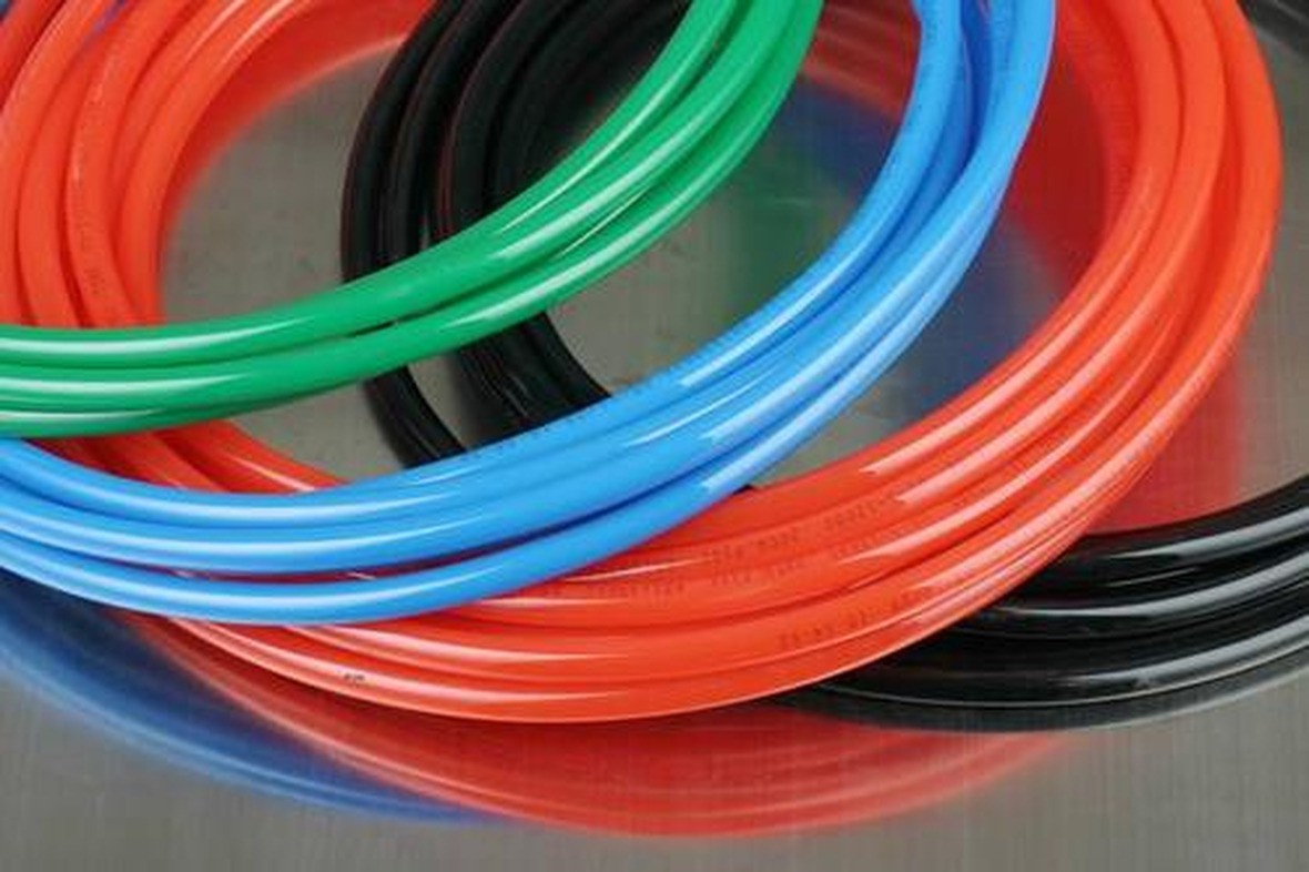What's the difference between a smooth wire hose and a wire winding hose?